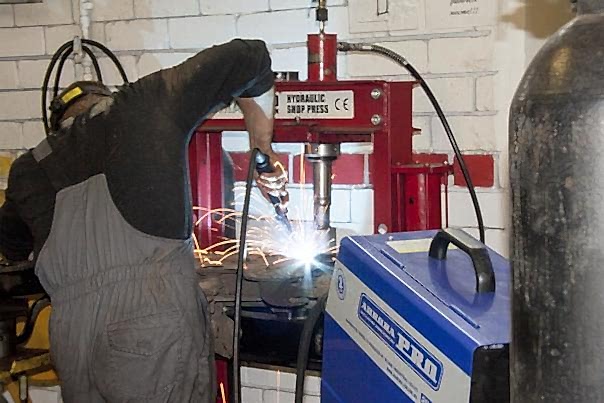 сварщик работает